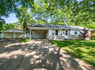 3861 N Macarthur Rd, Decatur, IL 62526