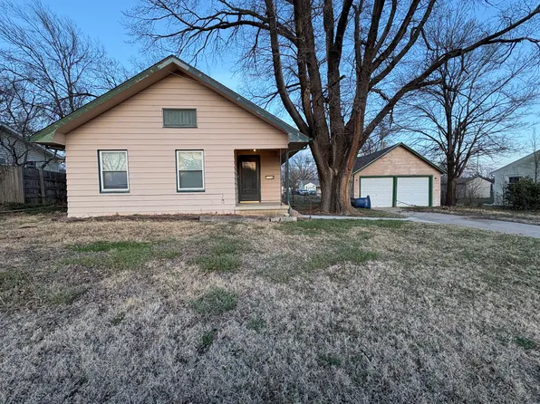 1212 N Johnson St, Augusta, KS 67010