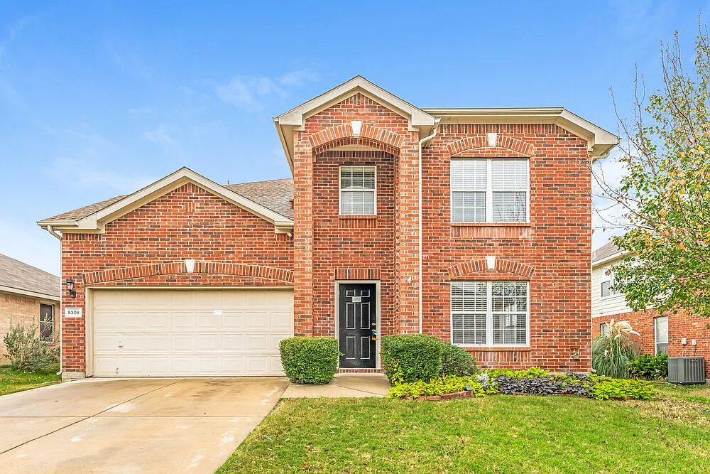 4 bed, 2.0 bath, 2465 sqft, $2,610 — Photo 1