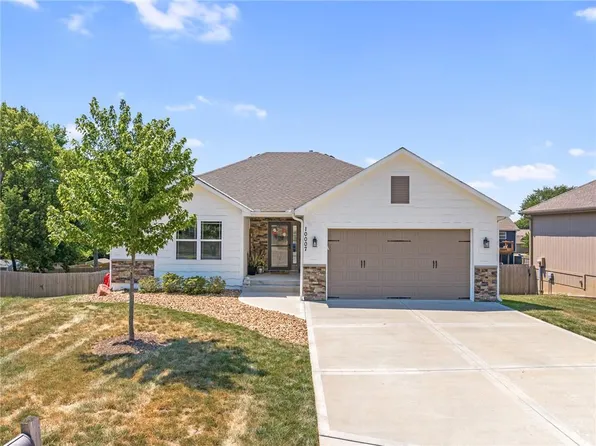 10007 Kelly Dr, Peculiar, MO 64078