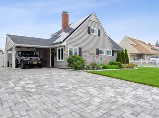 7 Skylark Ln, Levittown, NY 11756