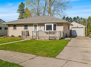 808 Forest Cir, Manitowoc, WI 54220