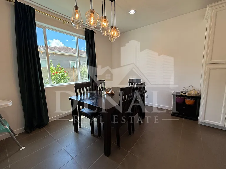 1729 W Myrna Ln — Photo 11