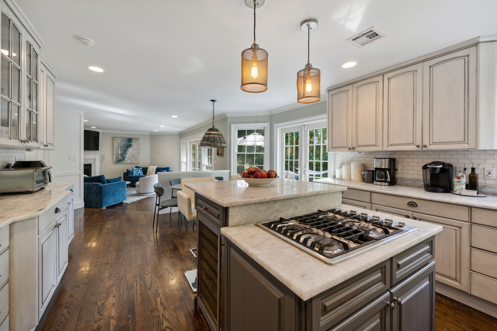 Fully Stocked Eat-In Kitchen 
