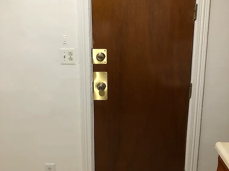 you enter into full eat in kitchen