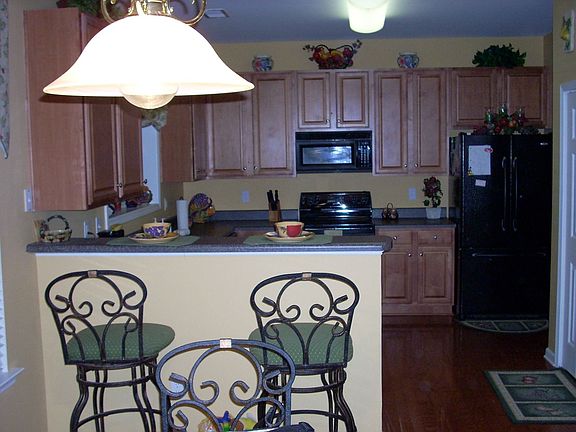 Eat-in Kitchen w/bar