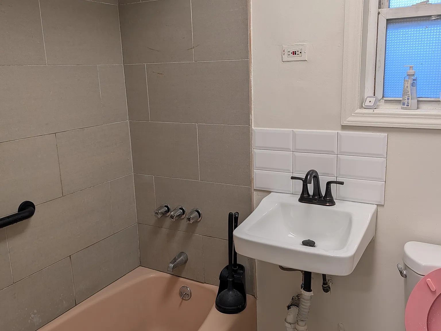 2 bed, 706 sqft, $2,400 — Photo 1