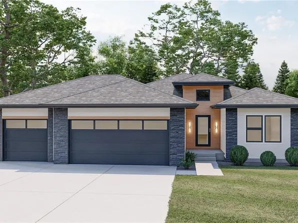 8240 Mahon Ct, Johnston, IA 50131