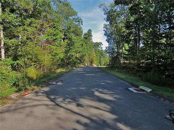 3rd image of 32 Deer Woods Dr