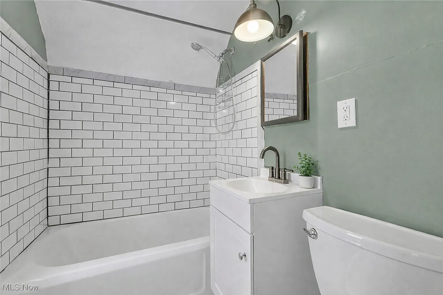 3 bed, 976 sqft, $1,700 — Photo 4