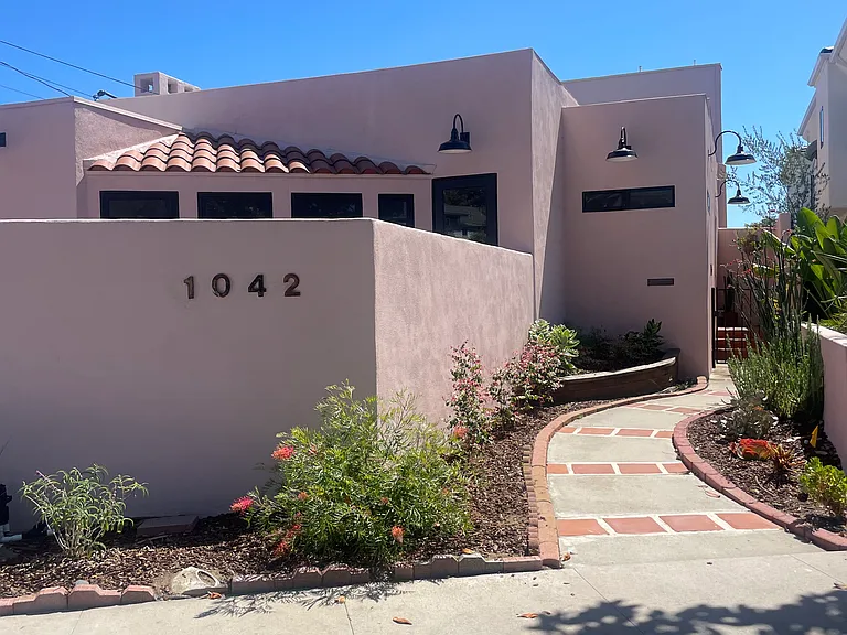 1042 Encino Row — Photo 1