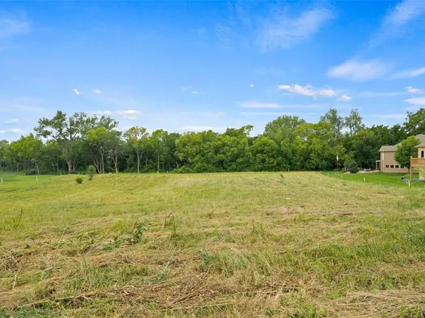 4728 Clubhouse Dr, Basehor, KS 66007