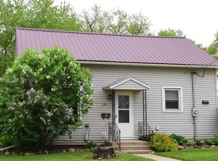 704 S 3rd St, Manchester, IA 52057