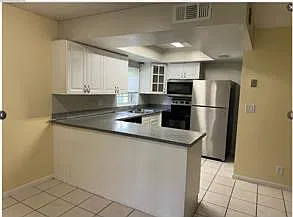 Valencia Village Condo — Photo 4