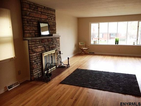 4th image of 230 Woodlawn Ave
