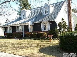 20 Surrey Ln, Bethpage, NY 11714