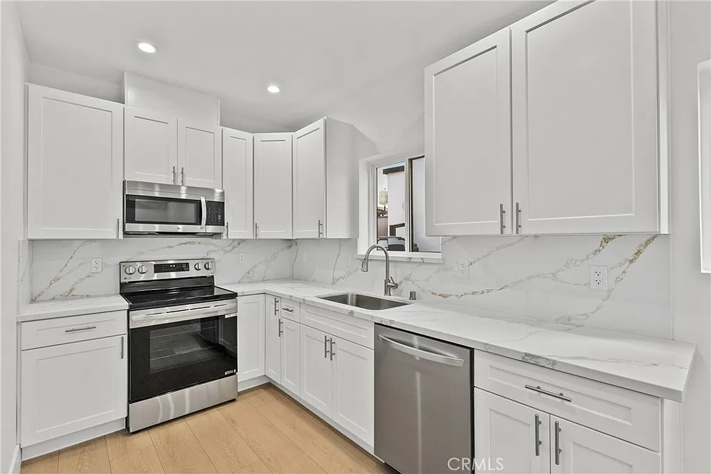 3 bed, 1000 sqft, $3,695 — Photo 3