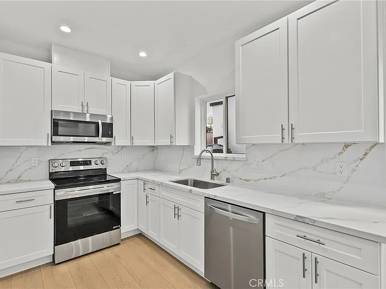 326 Leslie Way — Photo 3