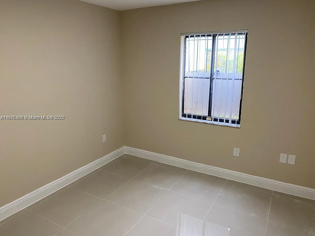 3 bed, 1012 sqft, $2,600 — Photo 4