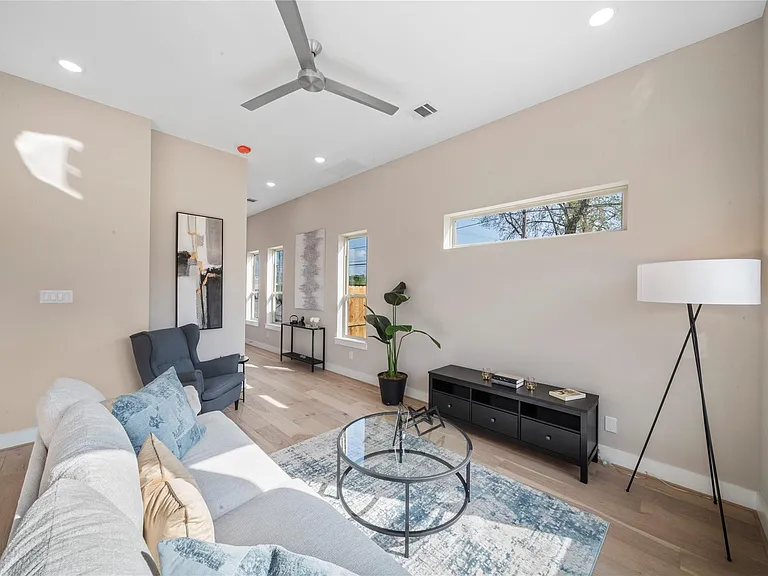 303 Queen Sude Ln — Photo 2