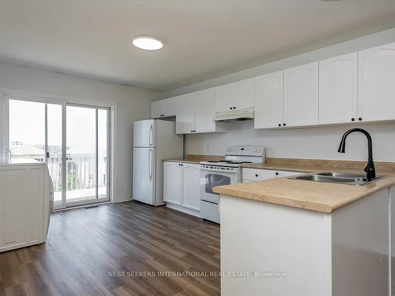 116 Courtney Cres #UPPER LEVEL — Photo 8