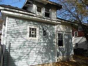 3rd image of 626 Watkins St SE