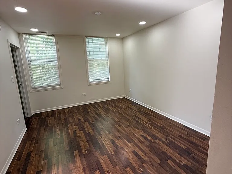 1617 W 38th Pl — Photo 2