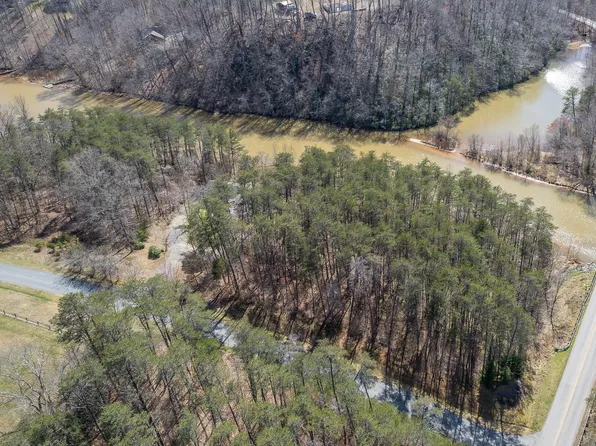 2 Inlet Dr, Wirtz, VA 24184