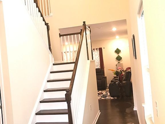 Double ceiling foyer