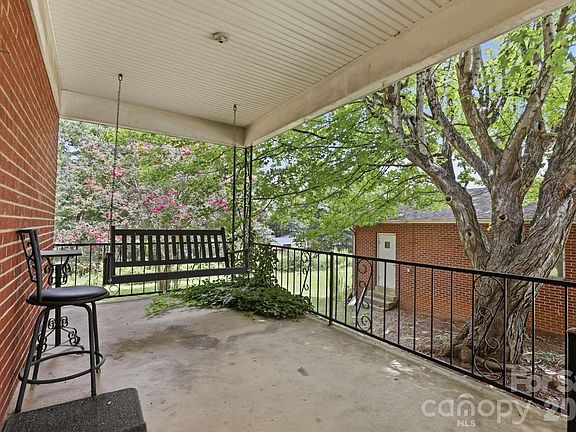 4th image of 2613 26th Ave NE