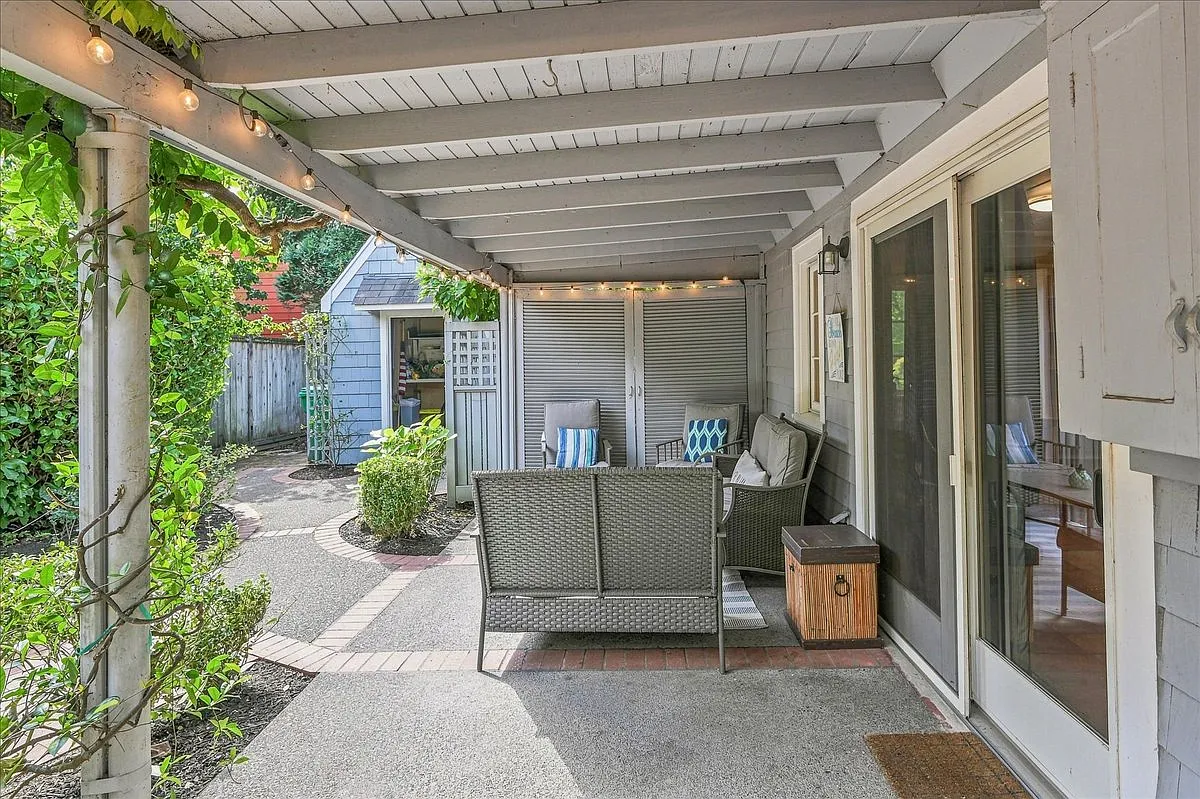 3411 Southeast Crystal Springs Boulevard - 1 — Photo 3