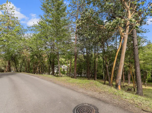 425 Coachman Dr, Jacksonville, OR 97530