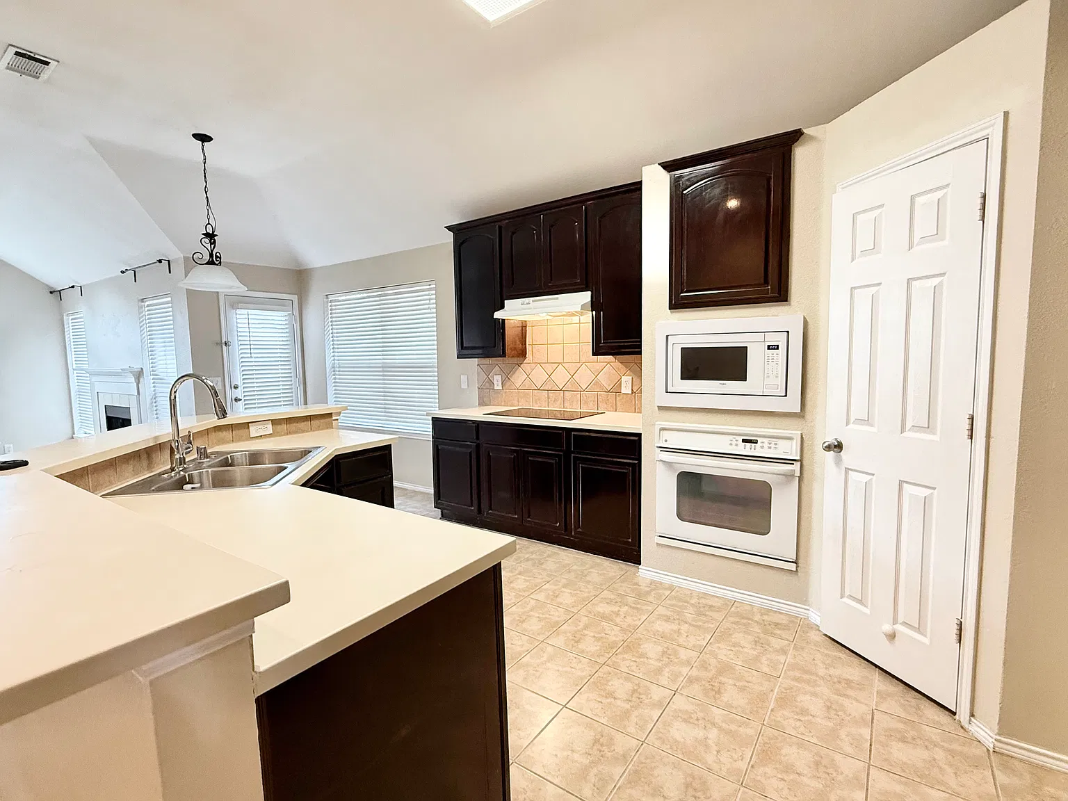4 bed, 2030 sqft, $2,875 — Photo 4