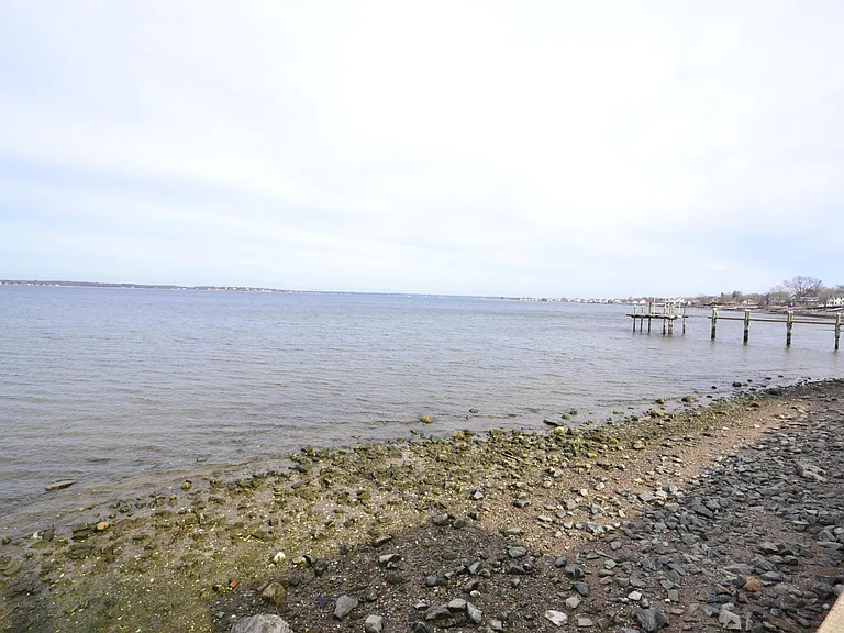 744 W Shore Rd — Photo 10