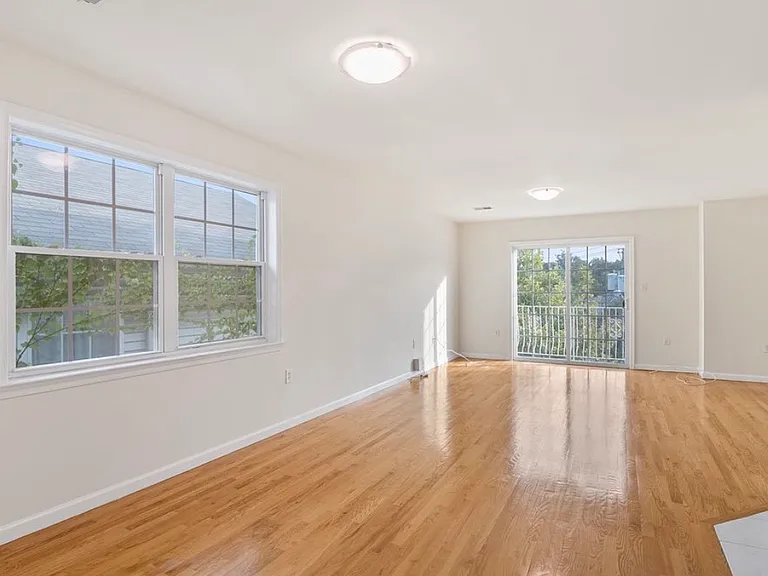 31-33 Chester Ave #2 — Photo 6