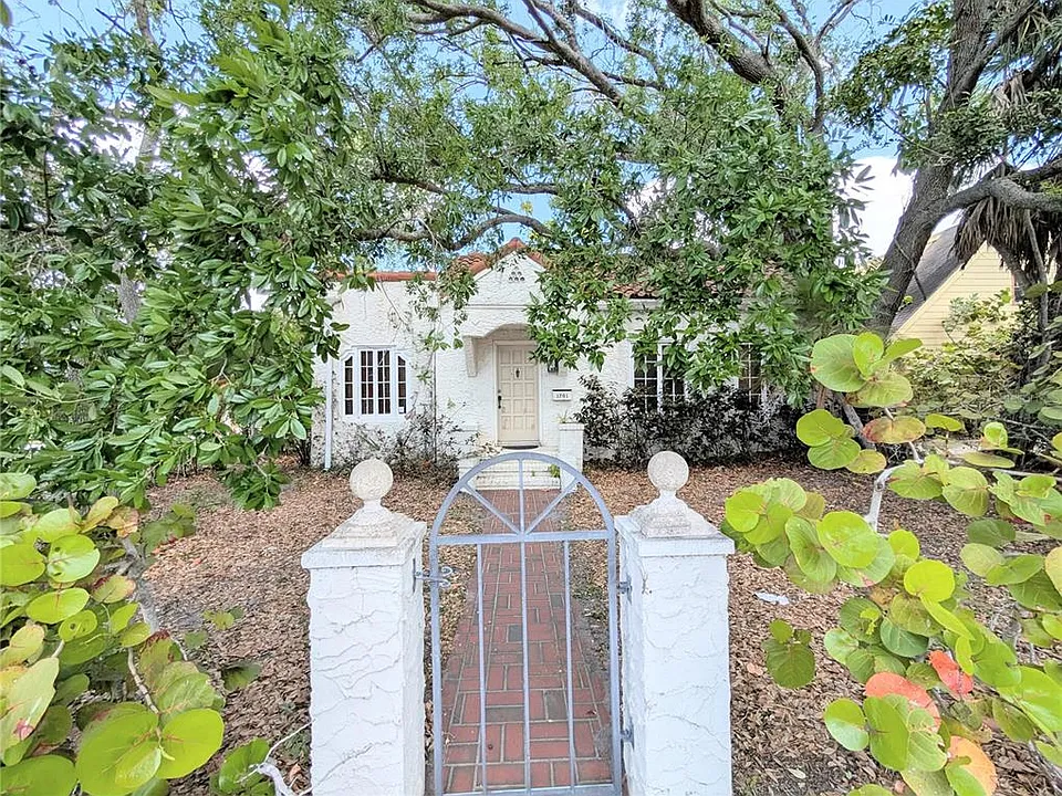 1701 Siesta Dr