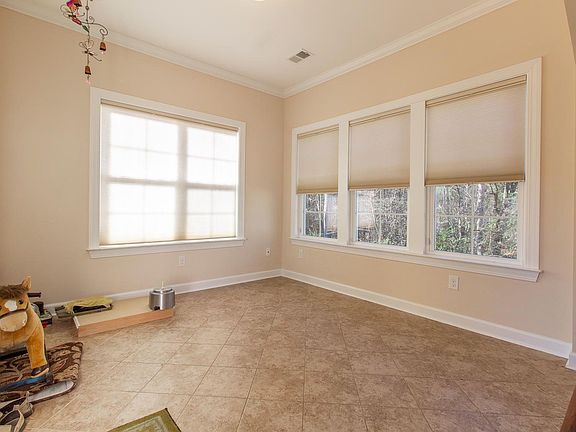 5th image of 124 McDonald Ct