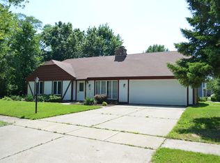 2 Surrey Rd, Montgomery, IL 60538