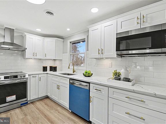 4th image of 1009 Maple Rd