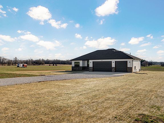 2nd image of 1090 Napper Road