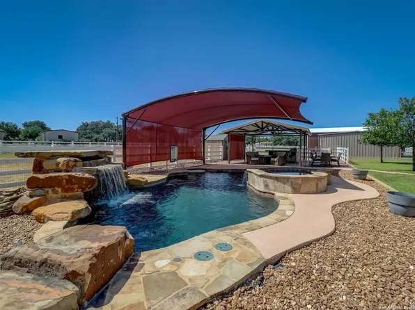 101 VINTAGE OAKS DR, La Vernia, TX 78121