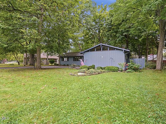 5th image of 615 Sutton Pl