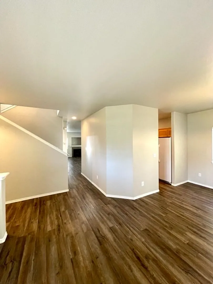 Newer paint & flooring in this 5 bedroom home in Elkhorn Estates! — Photo 3