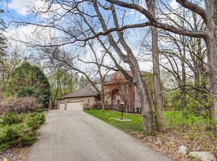 11811 Tapestry Ln, Minnetonka, MN 55305