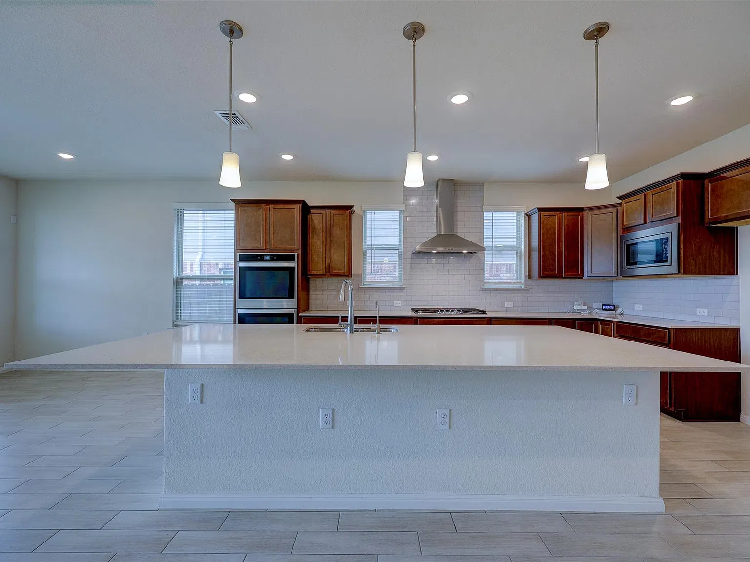 4 bed, 3.5 bath, 3411 sqft, $2,750 — Photo 4