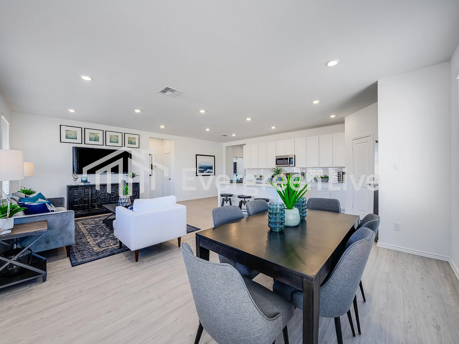 4 bed, 2.0 bath, 2000 sqft, $2,230 — Photo 4