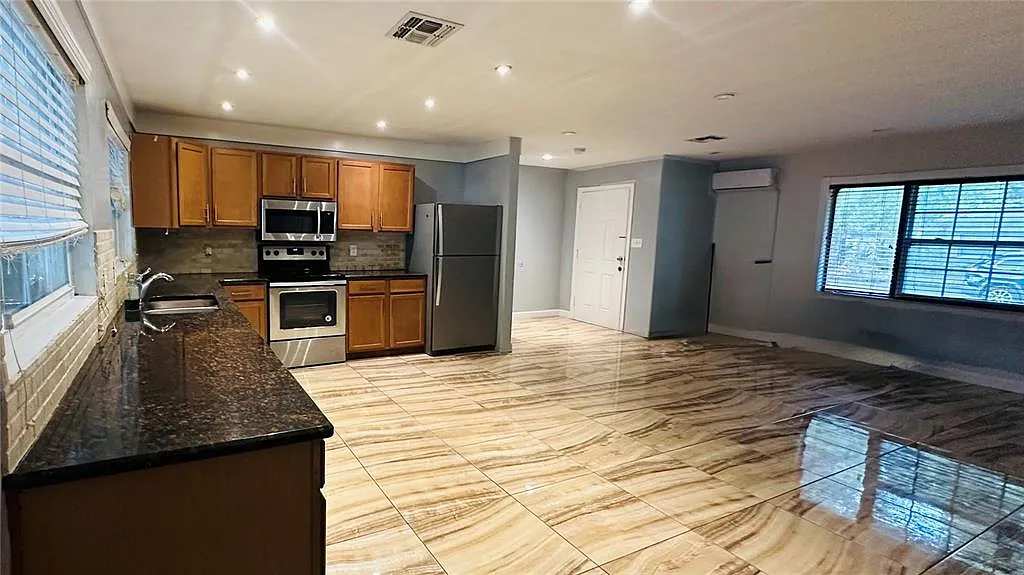 5 bed, 3.0 bath, 2300 sqft, $2,998 — Photo 3
