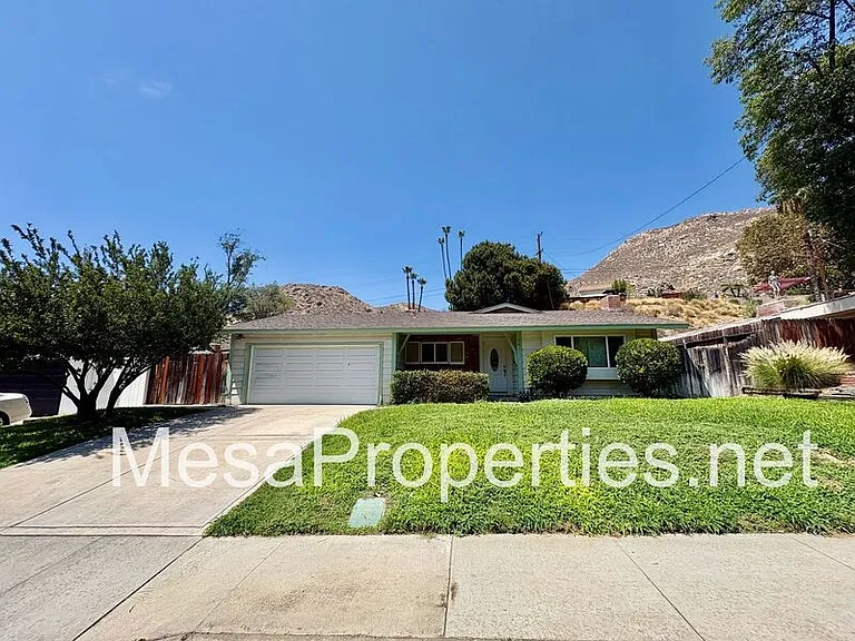 561 Spruce St — Photo 1