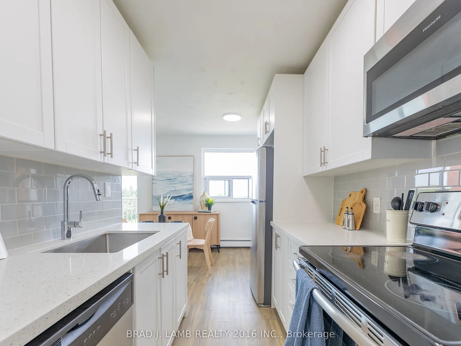 718 Lawrence Rd E — Photo 3
