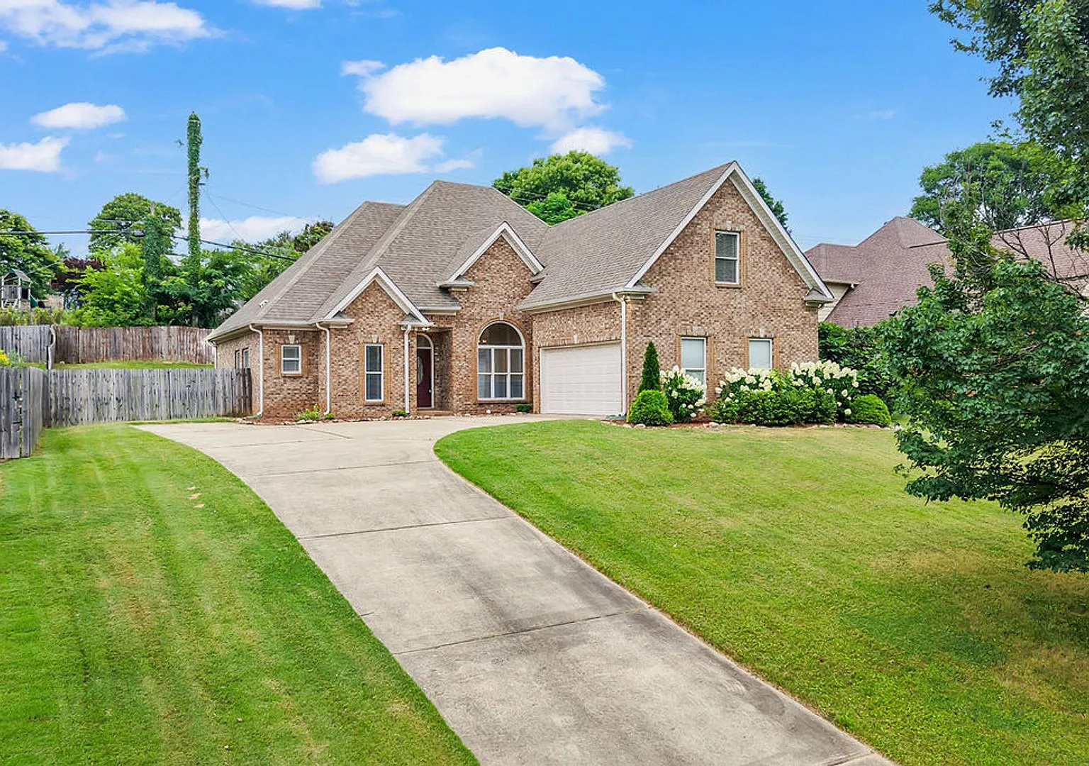 Size and Space in Beautiful Bluff Park — Photo 2